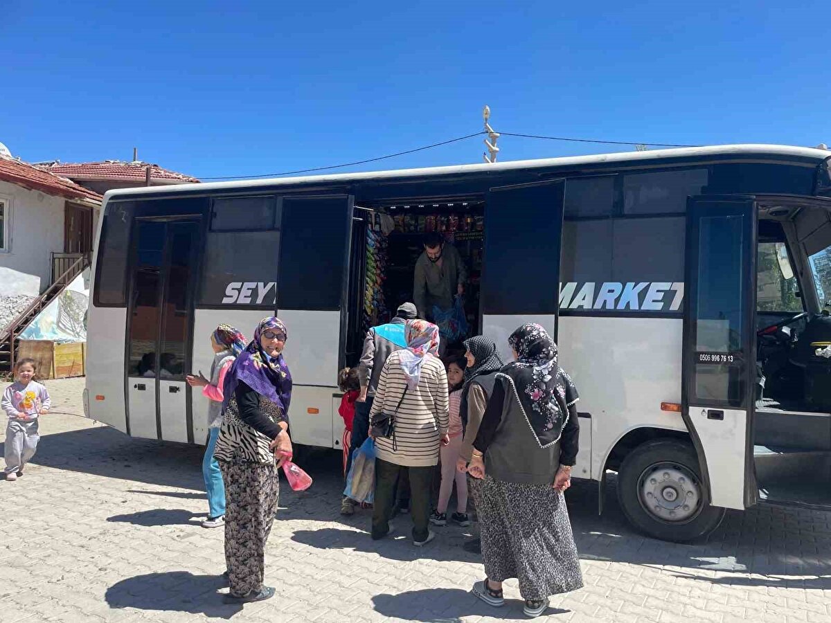 2019 yılında ülke genelinde etkili olan koronavirüs pandemisinde satın aldığı otobüsün içini ürünlerle dolduran Gör, sokağa çıkma yasağında satış yaparak bu işe başladı. Genellikle kırsalda olan müşterilerince hizmeti çok tutulan esnaf, pandeminin bitmesinin ardından da işine marketi olmayan köylere giderek devam etti.