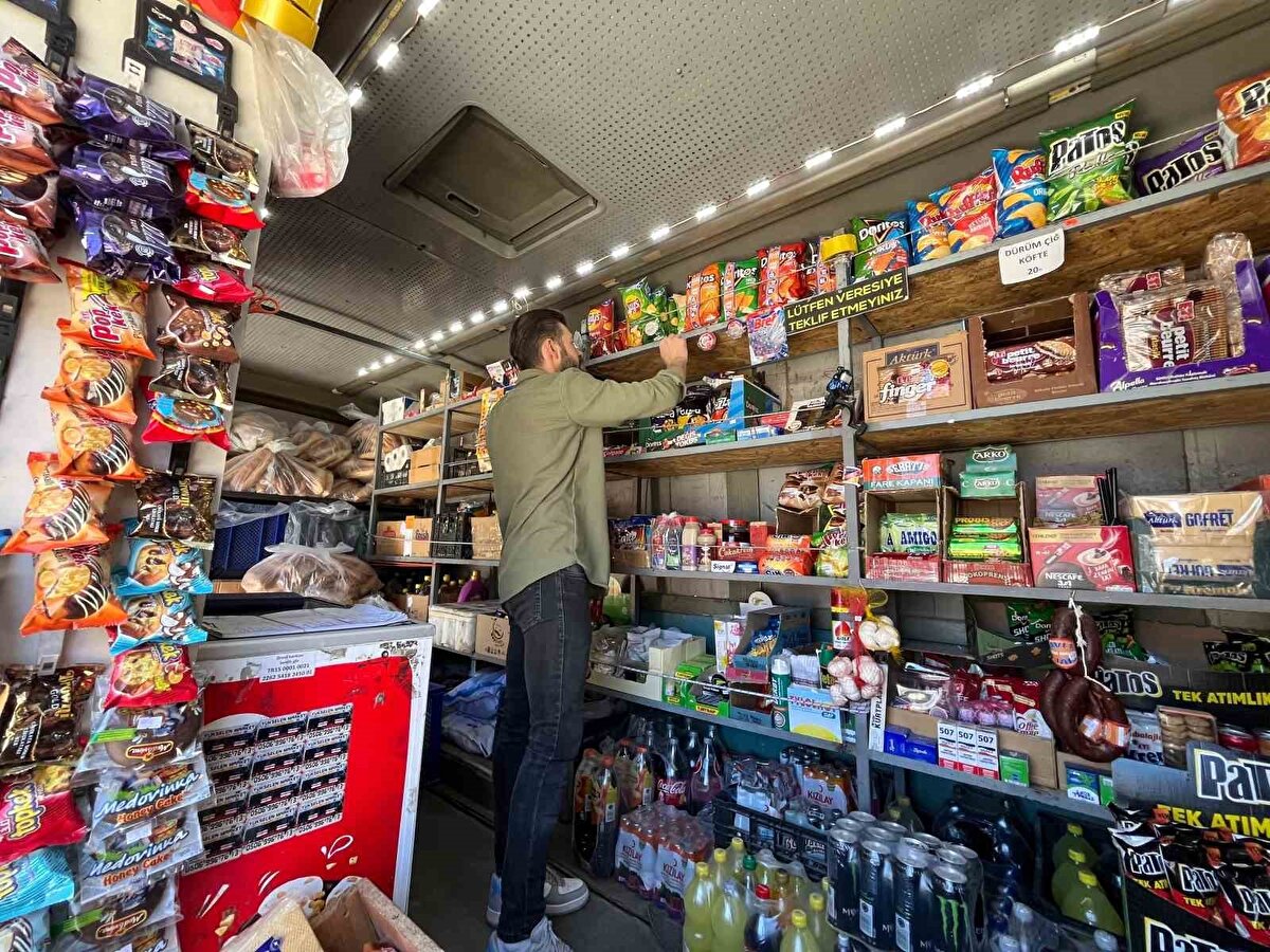 Günde 120 kilometre yol yapıyor<br><br>Haftanın 5 günü yaklaşık 40 köy gezen Semih Gör, günde ise 12 mahalle gezerek hemen hemen 120 kilometre yolu seyyar marketi ile yapıyor. Mutfak tüpünden, ekmeğe, çikolatadan cipse kadar birçok ürünü kırsalda yaşayan vatandaşlara satan esnaf, özellikle yaşlıların duasını alıyor. Marketinde kredi kartı da geçerli olan Gör, mesleğini ve uzun yol gitmeyi çok seviyor.