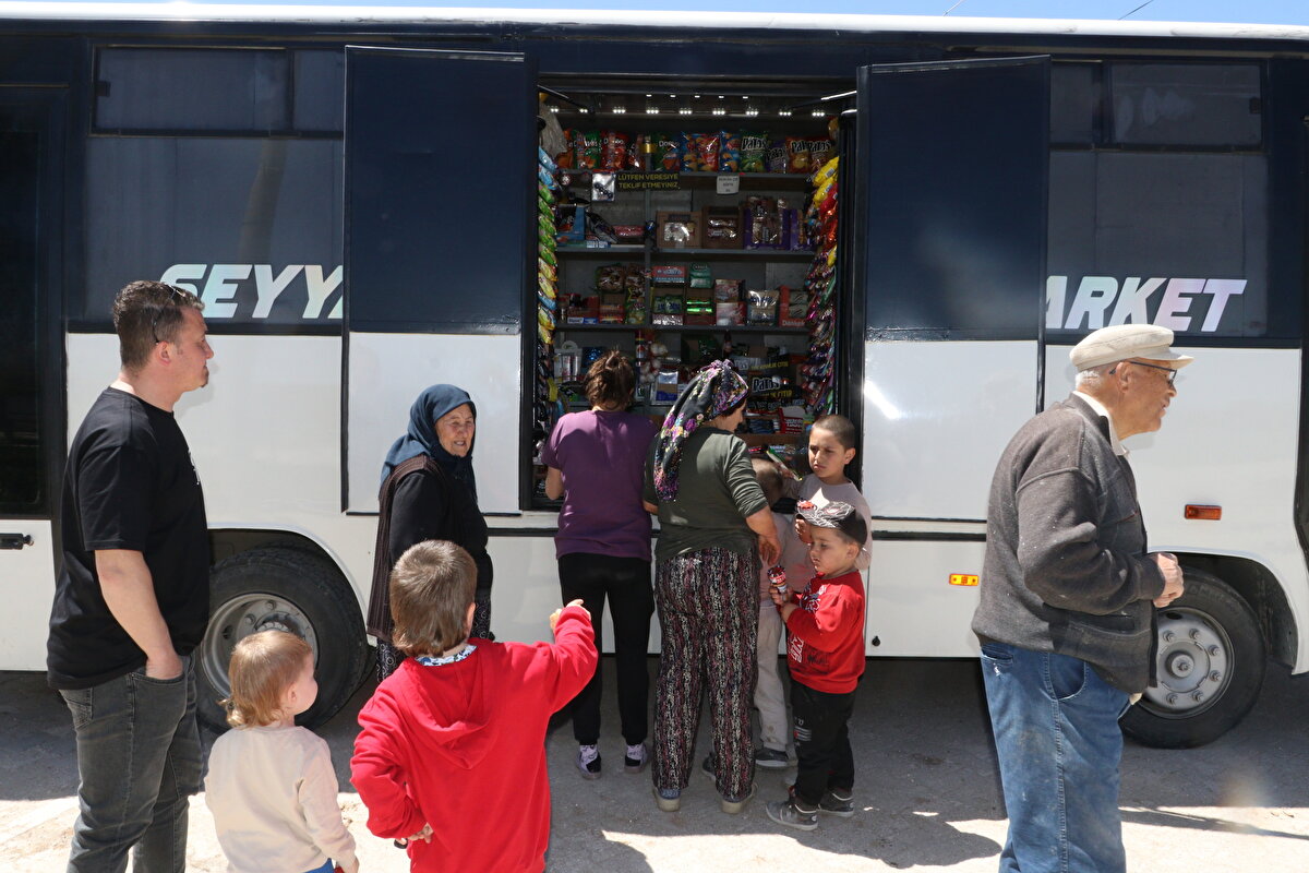 "Marketimizde kredi kartı da geçiyor"<br><br>Kışın hava şartlarına bağlı olarak işlerinin daha zor olduğuna değinen esnaf Gör, şöyle devam etti:<br><br>"Kışın işlerimiz daha sakin, yazın çok canlı ve hareketli oluyor. Kışın daha çok karlı ve çamurlu yollardan geçtiğim için biraz mücadele istiyor, zorluyor baya. Pazartesi ve Perşembe hariç haftanın 5 günü çalışıyorum. Köylerde özellikle hayvancılık yoğun olduğu için tabii köpekleri de var, onlara poşet poşet ekmek götürüyorum. Onun dışında seyyar marketimizde tüp, çocuklar için dondurma çikolata gibi sevdikleri şeyler ve diğer tüm temel ihtiyaçlar satılıyor.