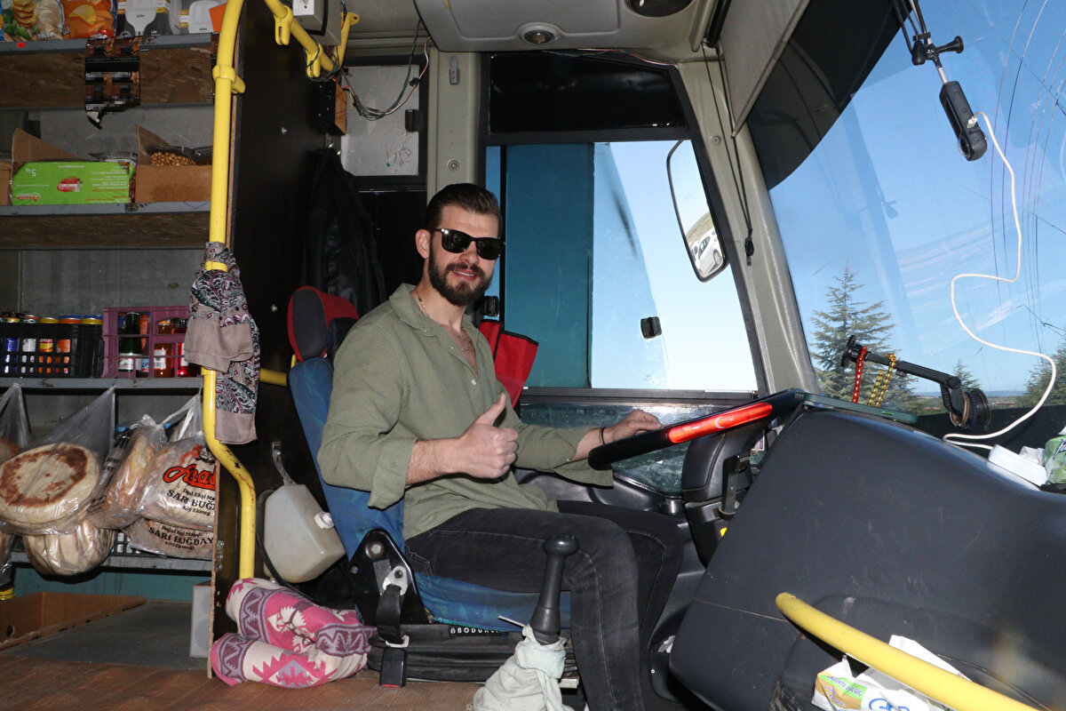 Ayrıca özel bir istekleri olursa da söylüyorlar, bir sonraki gün getiriyorum. Herkesin ihtiyacını karşılamaya çalışıyoruz, aslında herkesin ayağına hizmet gibi oluyor. Bu otobüs daha öncesinde de köylerde çalışıyormuş; şansıma bana çok iyi denk geldi. İçi de zaten hazır ve yapılıydı, ben sadece dekorasyon anlamında birkaç şey ekleyip toparladım ve bu hale getirdim. Sabit dükkânımız üzerinden devam ettiğimiz için araba temel gıda satış aracı olarak geçiyor, projesi falan da çizilmiş. Ayrıca marketimizde kredi kartı da geçiyor."