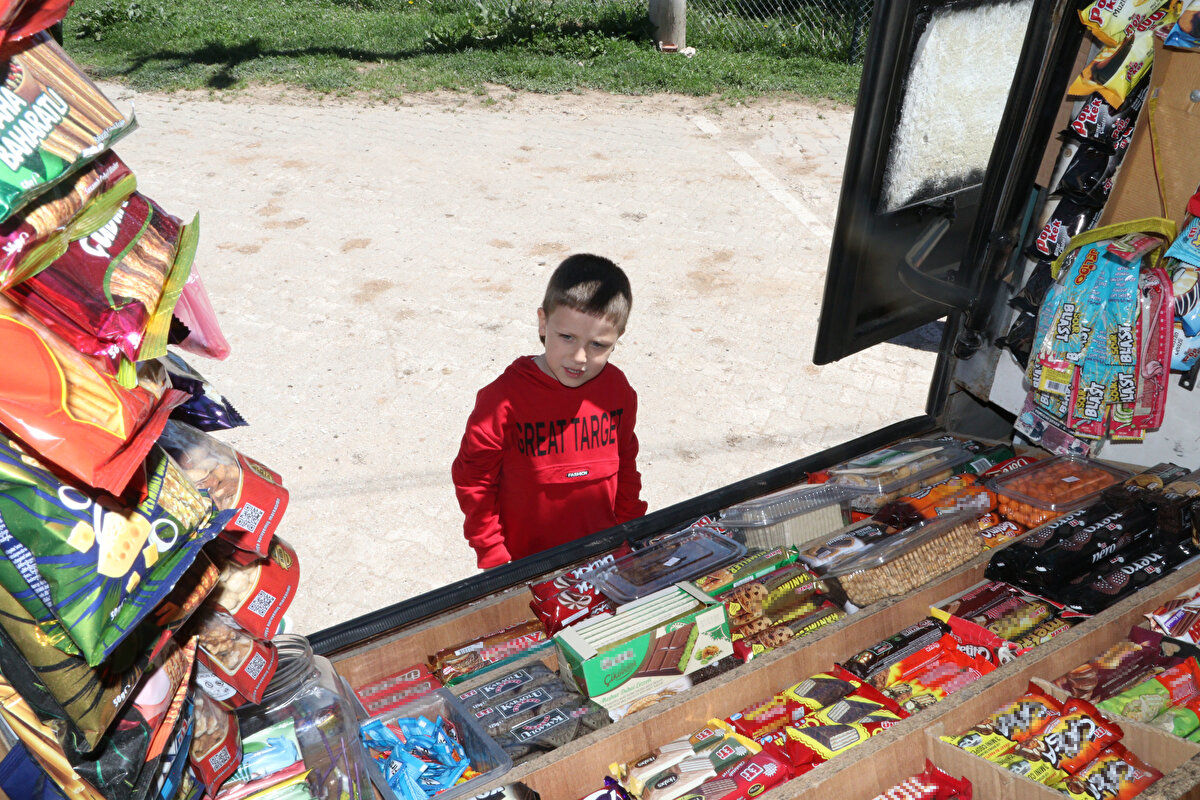 "Eve lazım ne varsa burada buluyoruz"<br><br>Odunpazarı ilçesi kırsal Süpüren Mahalle'sinde yaşayan 68 yaşındaki Rabia Özsoy, "Burası 30 haneli bir köy. Köyde bakkalımız da marketimiz de yok, sadece bu seyyar market geliyor. Yaklaşık 7 seneden beri geliyor buraya, Pazartesi Salı ve Çarşamba günleri geliyor. Eve lazım ne varsa burada buluyoruz, en çok da ekmek alıyoruz. Marketimizi çok seviyoruz, o olmasa biz aç kalırız" dedi.