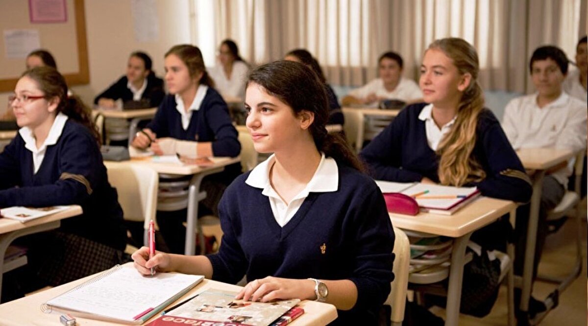 Sabah Gazetesi'nin haberine göre 4+4+4 şeklindeki 12 yıllık zorunlu eğitimin son 2+2 yılına, yani lise 3 ve 4'üncü sınıf zorunlu eğitime daha esnek bir model getirmek için MEB'in çalışmalara başladığı öğrenildi. Yapılacak değişikliklerle, eğitimi şekillendiren ve baskılayan merkezi sınavların etkisini azaltmak hedefleniyor. Cumhurbaşkanı Recep Tayyip Erdoğan da sınav ve sınavlardaki başarıya odaklı bakış açısının eğitim sisteminin kanayan yaralarından biri olduğunu her fırsatta dile getiriyor.