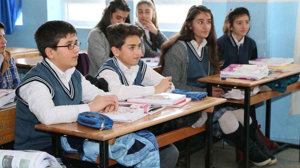 YAŞ MODELİ: Lise eğitiminde zorunlu eğitimini yaş temelli olarak yapılandırılması da öneriler arasında yer alıyor. Burada 16 yaşını bitirenlerin zorunlu eğitimden çıkarılması öneriliyor. Diğer bir öneri ise lise eğitiminin bütünüyle zorunluluktan çıkarılması.