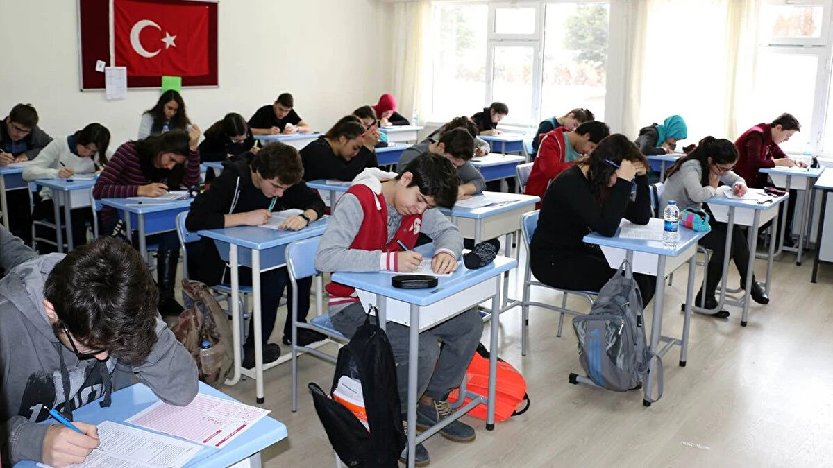  2+2 MODELİ: Bu modelde, 10'uncu sınıfı yani ilk 2 yılı bitiren öğrencilere lise diploması verilecek, akademik anlamda ilerlemek isteyenler lise eğitimine devam edecek ve 2 yıl daha eğitim alacak. Üniversiteye gitmek istemeyen, biran önce mesleğe atılmak isteyen öğrenciler ya MESEM veya açıköğretime ya da istihdam programlarına yönlendirilecek.