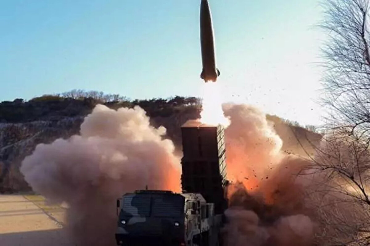 HİNDİSTAN VE PAKİSTAN NÜKLEER SİLAH YARIŞINA GİRDİ<br><br> <br><br>Hindistan ile Pakistan arasında 2019 yılında yaşanan son askeri çatışmada, her iki ülkenin nükleer silahlarında yaşanan hareketlilik, ABD’li yetkilileri alarma geçirmişti.<br><br> <br><br>Dönemin Dışişleri Bakanı Mike Pompeo, anılarına göre gece yarısı uykusundan uyandırılmış, tarafları nükleer savaşa hazırlanmadıklarına dair ikna etmek için telefon diplomasisi yürütmüştü.