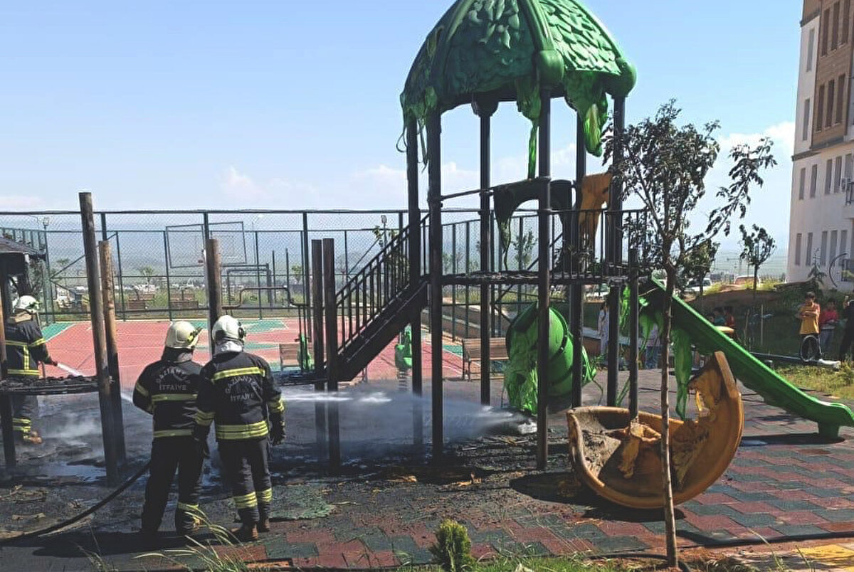 Yangın, akşam saatlerinde 6 Şubat Mahallesi’ndeki 6 Şubat Parkı’nda meydana geldi.