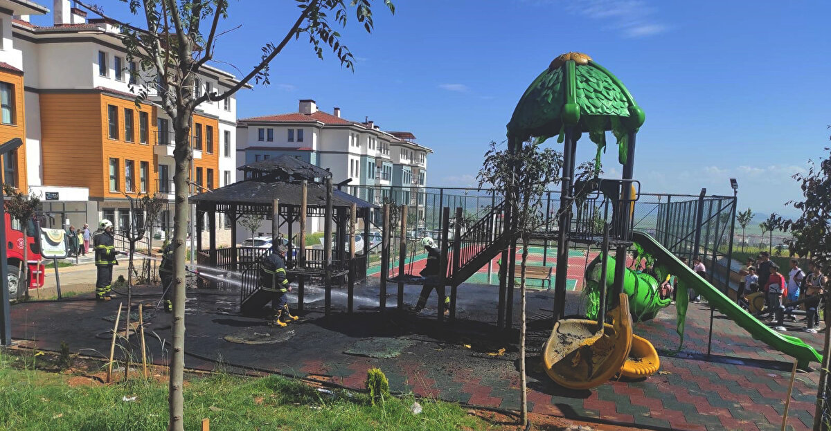 Alevler kısa sürede büyürken, ihbarla olay yerine itfaiye ve jandarma ekipleri sevk edildi.