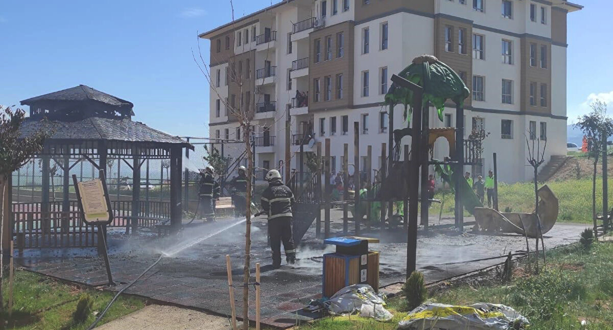 Parkta bulunan oyun grupları henüz bilinmeyen nedenle alev aldı.