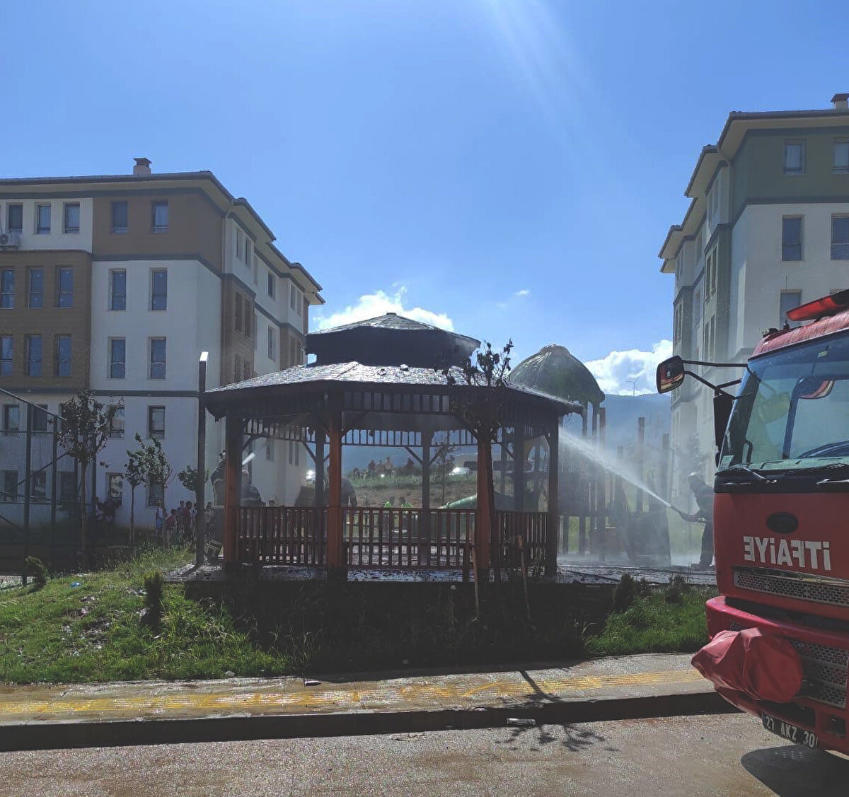 Jandarma çevrede önlem alırken, yangın ise itfaiye ekiplerinin müdahalesiyle kontrol altına alınarak söndürüldü.