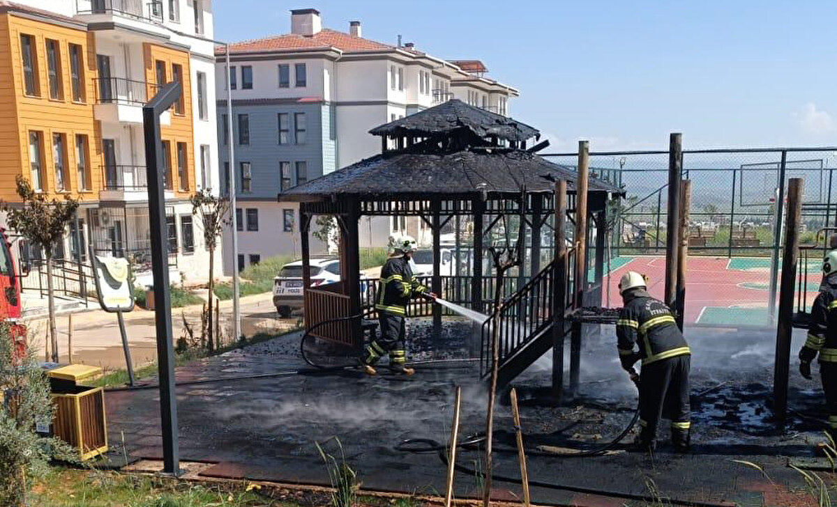 Yangında yükselen alevler ve duman ise cep telefonu kamerasıyla kaydedildi.