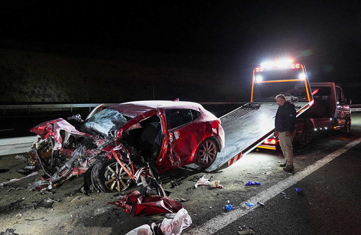 Sağlık ekiplerinin yaptığı kontrolde, sürücüler K.T. ve E.A. ile 39 AJ 013 plakalı araçta bulunan 2 kişinin hayatını kaybettiği belirlendi.