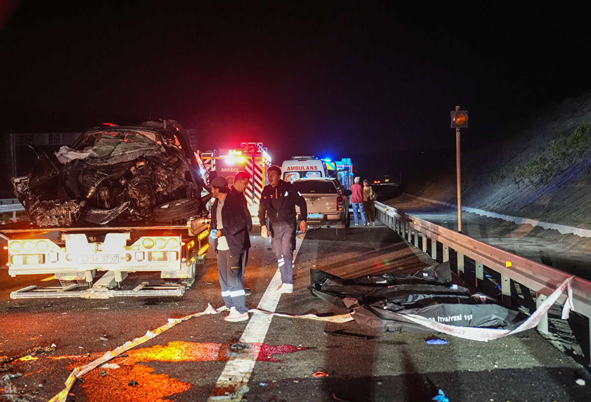 Otoyolun 59. kilometresinde ters istikamette giden K.T. idaresindeki 06 BIM 593 plakalı otomobil ile karşıdan gelen E.A. kontrolündeki 39 AJ 013 plakalı otomobil çarpıştı.