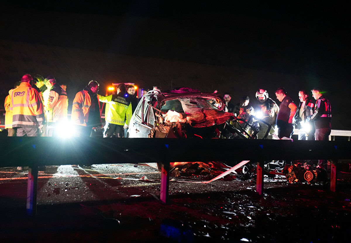 Haber verilmesi üzerine kaza yerine 112 Acil Servis, jandarma, itfaiye ve otoyol ekipleri sevk edildi.