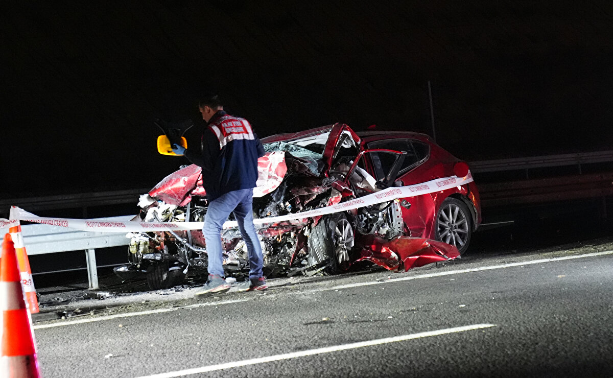 Kazada hayatını kaybeden 4 kişinin cenazesi, ekiplerin müdahalesiyle araçlardan çıkarılarak Adli Tıp Kurumu'na götürüldü.