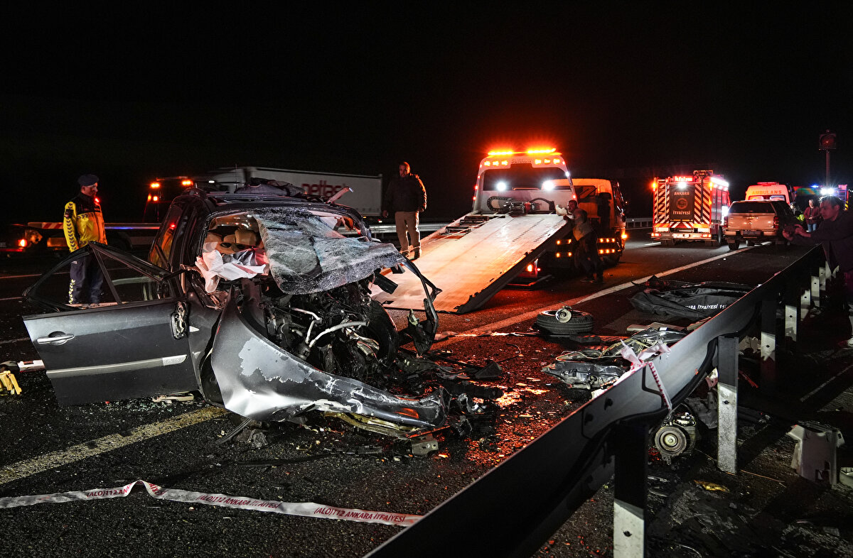 Otoyolun Ankara istikametinde bir süre tek şeritten sağlanan ulaşım, araçların kaldırılmasının ardından normale döndü.