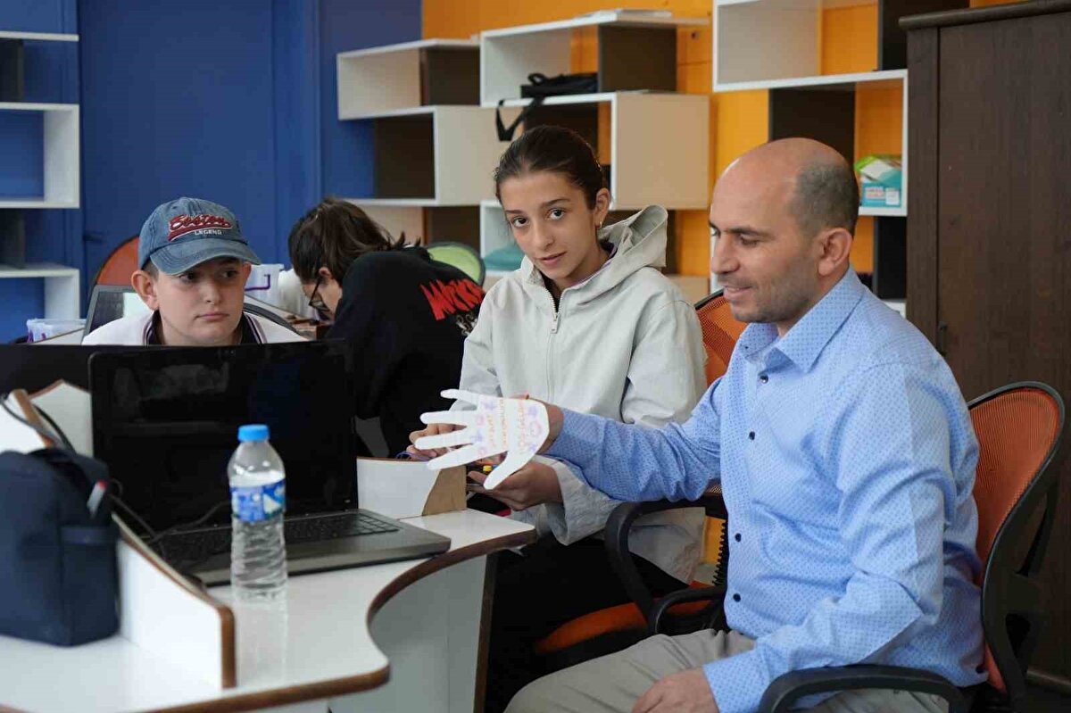 Uygulama hakkında konuşan İdris Karateke, "Rastladığım bir haberde çöplük yanıyordu ve çöplüğün yanında da bir araç vardı. Araç yanmak üzereydi ve aracın sahibi ne yazık ki orada yoktu. Araç sahibine ulaşılamadığı için çöpteki yangın araca sıçradı ve araç yanmaya başladı. Bunu haberde görünce çok üzüldüm. Sahibine ulaşılsaydı belki o kişinin aracı kurtulacaktı" dedi.