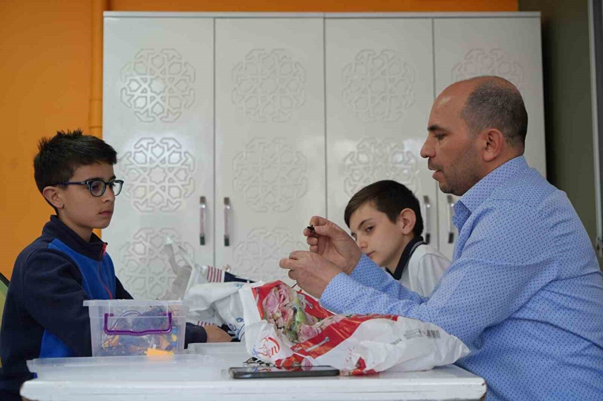 Etkilendiği haberden sonra ’Parkcim’ adında mobil uygulama geliştirdiğini anlatan Karateke, "Bu olaydan yola çıkarak bir proje yapabilir miyim diye düşündüm ve ’Parkcim’ adında bir uygulama geliştirdim. Bu uygulama, kişisel gizliliği ön planda tutarak, kimsenin kimseye kişisel bilgilerini vermeden, plaka üzerinden bildirim atabilmesine imkân tanıyor. Eğer karşı tarafın da uygulaması kuruluysa, bildirim geldiğinde bu kişi aracıyla ilgili bir problem olduğunu anlayarak aracının yanına geliyor" ifadelerini kullandı.