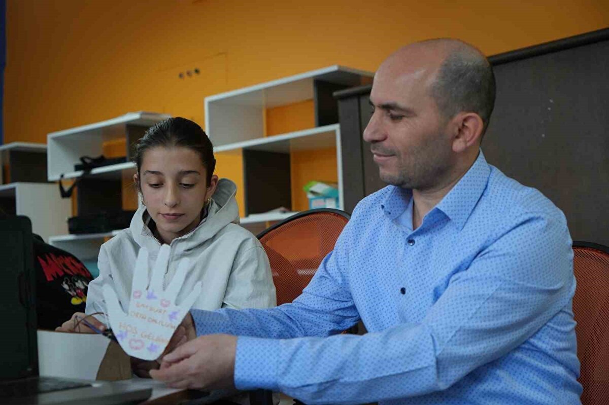 Karateke, "Dolayısıyla araçlarımızın güvenliğini dijital bir uygulamayla sağlamaya çalıştık. Olağan dışı bir durum olabilir; aracın içinde çocuk unutulmuş olabilir, cam kırılabilir ya da araçla ilgili başka bir sorun yaşanabilir. Uygulama içerisindeki bildirimler araç sahibine gönderilebilir" diye konuştu.