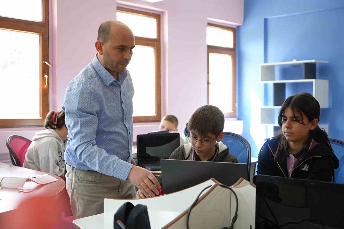 Uygulama sayesinde, muhtemel bir tehlike veya olağan dışı bir durumda vatandaşlar, aracın plakasını girerek anonim şekilde araç sahibine bildirim gönderebiliyor. Karşı tarafın telefonunda uygulama yüklüyse, anlık bildirimle durumdan haberdar olan araç sahibi aracının başına gelerek müdahale edebiliyor. Özellikle araç içerisinde çocuk unutulması, cam kırılması, yangın riski ya da güvenliği tehdit eden diğer durumlara karşı etkili bir çözüm sunan uygulama, toplumsal yardımlaşmayı dijital ortama taşıyor.