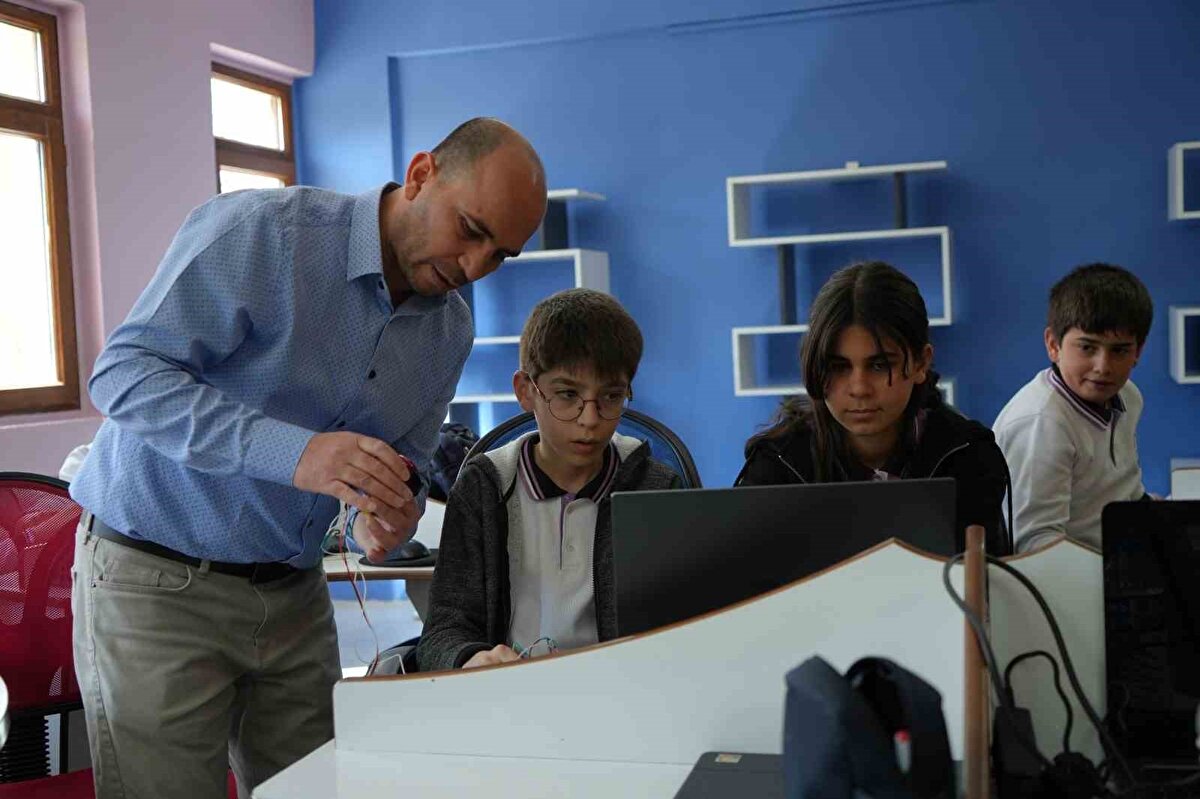 Televizyonda gördüğü bir haberde, çöplükte çıkan yangında sahibine ulaşılamayan bir aracın yandığını belirten Bilişim Teknolojileri Öğretmeni İdris Karateke, böyle bir durumda hızlı müdahalenin önemine dikkat çekti. Bu olaydan ilhamla geliştirilen ’Parkcim’ uygulaması, kişisel gizliliği koruyarak plaka üzerinden araç sahibine bildirim gönderilmesini mümkün kılıyor.