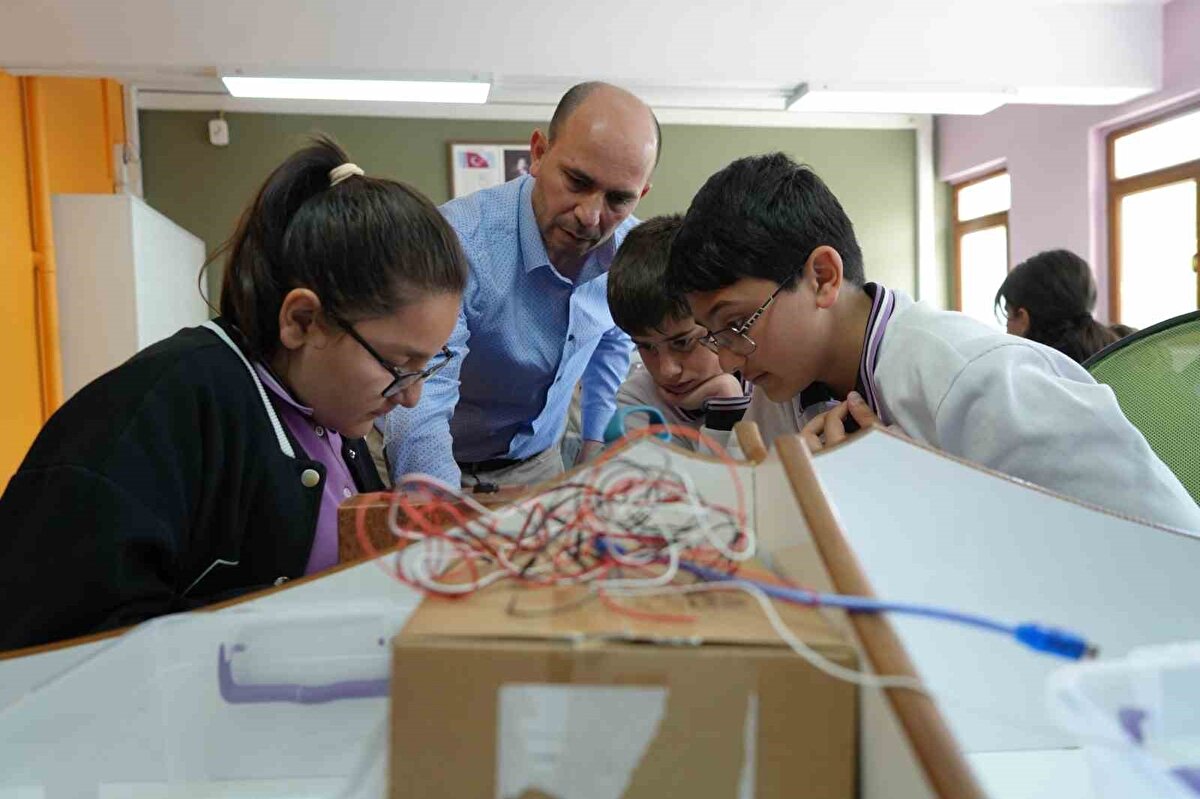Uygulamadan yaralanan ve gündelik hayatta uygulamayı sıklıkla kullanan Alper Hanci isimli vatandaş ise, "Aracımı yanlış park etmiştim ve okula girmem gerekiyordu. O sırada telefonuma Parkçım uygulamasından bir bildirim geldi. Daha sonra aracımı uygun bir konuma aldım ve güvenli bir şekilde diğer aracın çıkmasını sağladım" şeklinde konuştu.