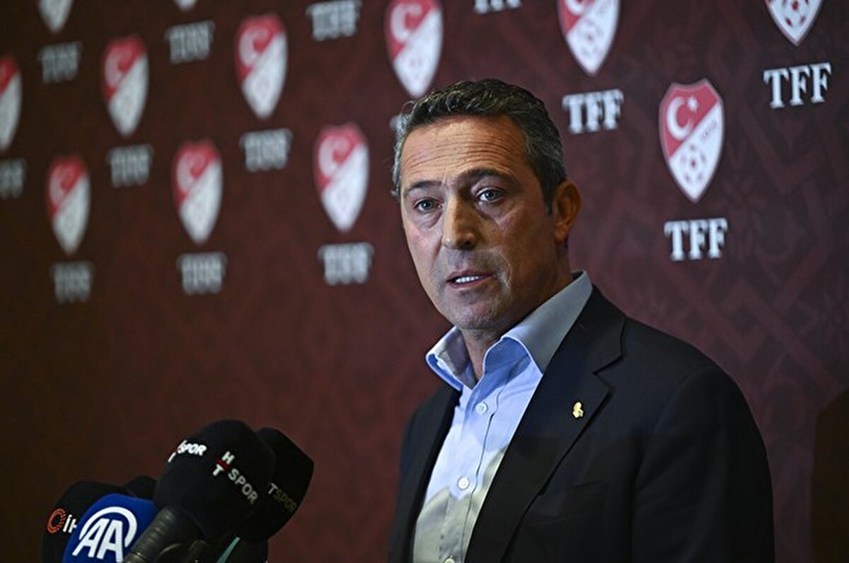 "2 vaadimizden birinde şu an yerine getirebilecek konuma geldiğimiz için Allah'a şükrediyorum. Ekonomik şartlar ne kadar değişti biliyorsunuz. Yüzde 15 vergi veriyorduk, 40'a çıktık. Bütün amatör branşlarda başarı üstüne başarı koyduk. Futbolda kronikleşmiş sıkıntımızın büyük tepkilere ve nefrete gitmesini de üzülerek ama anlayışla karşılamamız gerekiyor."