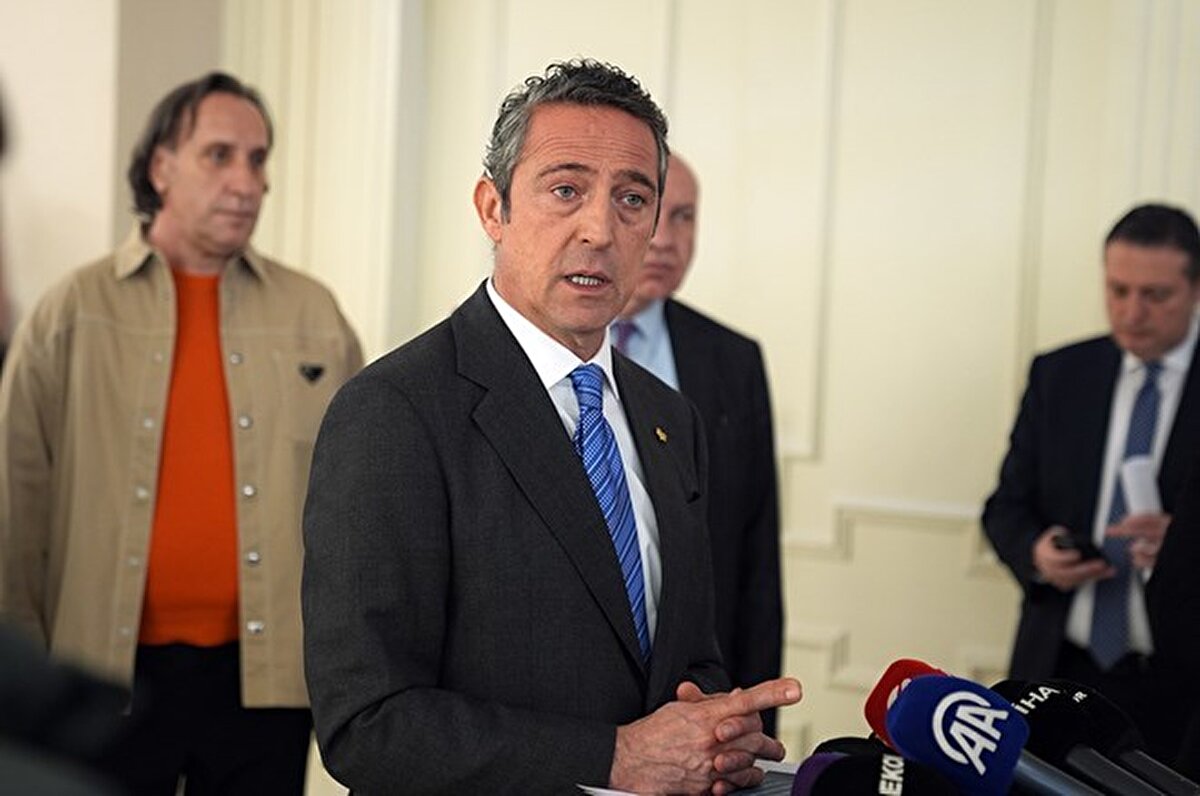 Dünyada halen gelmiş geçmiş ilk 5 hocadan 1'i olan Mourinho'yu getirdik. Bugün onu yerden yere vuranlar, yönetim istifa diyenler, o gün biz hocamızı getirdiğimiz zaman karşı geldiler mi? Alkışladılar, takdir ettiler. Tarihin en yüksek bütçeli kadrolarını kurduk. Gelmez denilen hoca ve transferler geldi. Bütün bunlar yapılırken kulübü finansal açıdan zora düşürmedik."