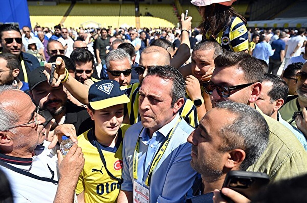 "Z kuşağı vefa konusunda esnek. Çabuk pozisyon değiştirebiliyorlar, iş değiştirmeye açıklar.. Ofiste uzun süre çalışmak istemiyorlar. Doğru-yanlış söylemiyorum, taraftarlık anlayışı olarak farklı diyorum. Bu sezon Kasım ayında hazırlık maçında işler o zaman da iyi gidiyordu, sonra 2-0 öndeyken 80. dakika gibi bir gol yedik. İstifaya diye bağıranlar oldu. Maç içinde bize dediğiniz zaman da etkileniyor çocuklar. Bu kısmını anlamış değilim. Bizim tribünümüzde olan şeyler değildi, Aziz Başkan'ın son dönemlerinde oldu."