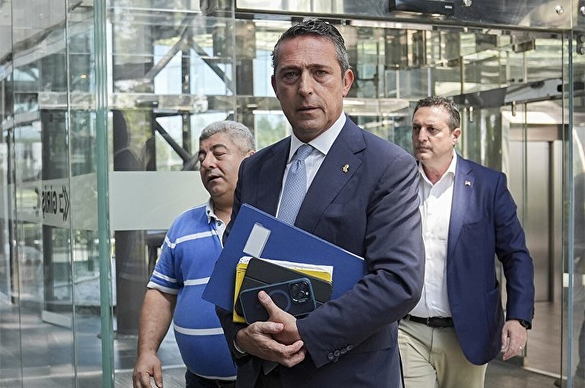 "Her türlü geri bildirime açık Mourinho. Jorge Jesus öyle değildi mesela. Onla da temastayız. Suudi Arabistan'da başarılı olur umarım. Üçlü savunma konusuna gelince, Jesus döneminde bize pahalıya mal oldu. Biz de onu transfer ederken özellikle bunu istemediğimizi anlattık. O da hayatımda oynamadım demişti. Sonra üçlü savunmayla maçlar oynadı. Burada beni üzen konu bunları konuşmamıza rağmen bunu yapmış olması."