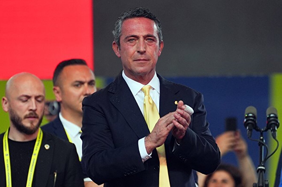 "Gelecek sezon ilk 11'e direkt girecek 4 isim gelecek. Daha dar bir kadromuz olacak. En kuvvetli takımı kurduk. Daha kuvvetlisini kuracağız. Hocamız hiç oyuncu telaffuz etmez. 'Devre arası transfer şart değil, alacaksanız 1 stoper alın' dedi. Profil tarif ediyor."