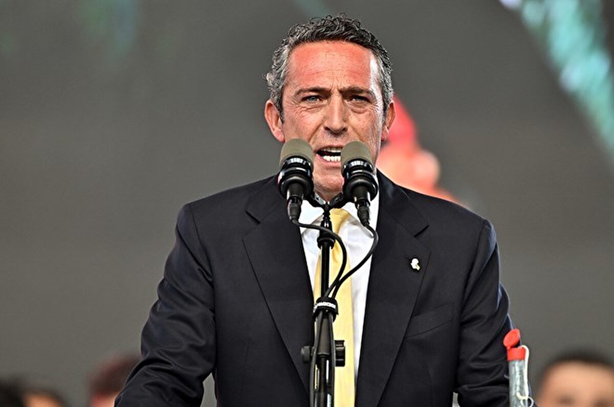 "Biz 12 ayda, benim de beklentimin ötesinde bir noktaya geldik finansal olarak. Biz bütün kulüplerden daha kurumsalız ama şampiyon olamadığımız için hiçbir kıymeti yok. Kulübe leke getirecek iş yap. Borç batağında ol. Kontratlarda rakamları farklı göster. Şampiyon olunca kimse bir şey demiyor İsviçre saati gibi mekanizmamız var ama hiçbir kıymeti olmuyor. Tünelin sonu aydınlıktır. Öyle de aydınlıktır, böyle de aydınlıktır." 