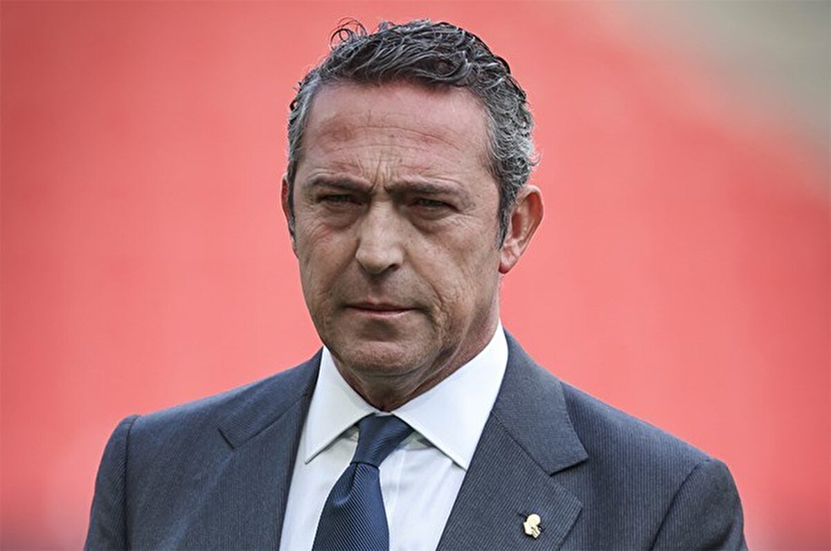 "Osimhen bize hiçbir zaman teklif edilmedi. Osimhen transferini bilmeyenler için söyleyeyim. Şans Galatasaray'a çıktı. Osimhen Suudi Arabistan'a gidiyordu, anlaştılar, el sıkıştılar. Son dakika Napoli Başkanı fiyat arttırdı. Suudiler almıyoruz o zaman dediler. O sırada Avrupa'da transfer kapalıydı. Bir tek Türkiye açıktı. Öyle bir konuşuluyordu ki bir sürü oyuncu var böyle de siz getirmediniz birini diyorlar." 