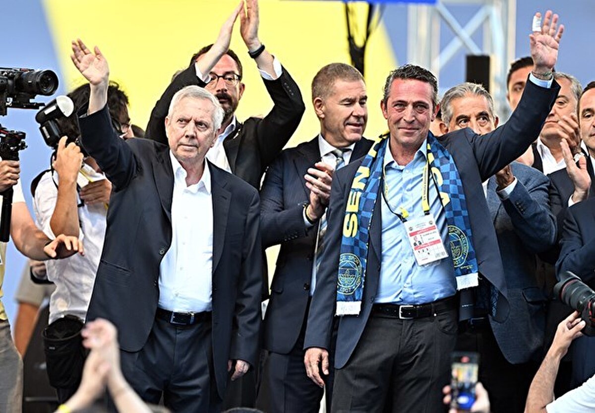 "Bu stat Aziz Yıldırım'ın yaptığı stattır, her yerinde emeği ve alın teri vardır. Faizler %60'tı, Aziz Başkan bu stadı yaptı. Bugün biraz daha düşük. Fenerbahçe taraftarının da katkısı var ama devlet stat yapamazken o gün, Aziz Yıldırım cesaret göstermiştir. Hangi projeyi çalmışız? Zaten böyle statlar, böyle büyütülür."