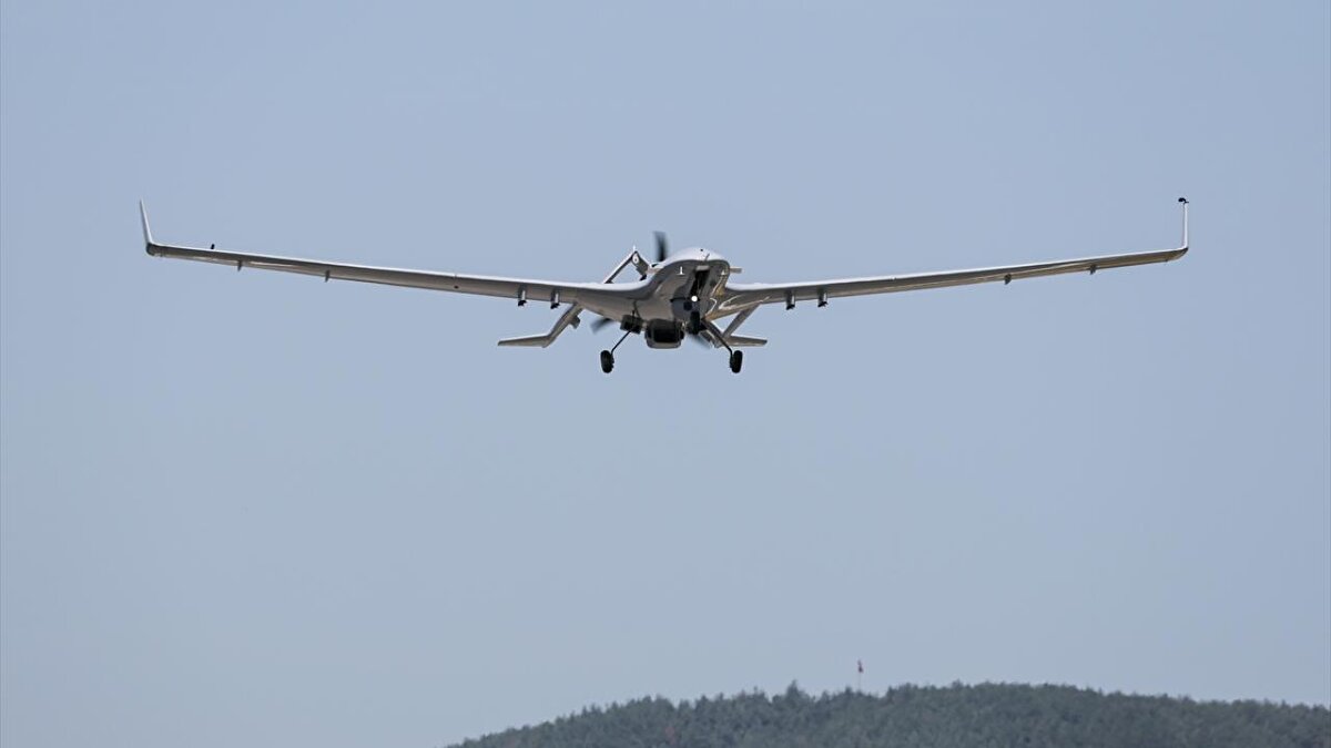 Rekorların sahibi<br><br>Bayraktar TB2, 16 Temmuz 2019'da Kuveyt'te katıldığı demo uçuşunda yüksek sıcaklık ve kum fırtınası gibi zorlu coğrafi ve iklim şartlarında tam 27 saat 3 dakika kesintisiz uçarak başka bir rekor kırdı.<br><br>Türk havacılık tarihinde ilklere imza atan milli SİHA Bayraktar TB2, 31 Mayıs 2024'te gerçekleştirdiği test uçuşlarında savaş jetlerinin önemli kaçış manevralarından biri olan otonom fıçı tonosu manevrasını başarıyla gerçekleştiren dünya üzerindeki ilk ve tek SİHA olarak havacılık tarihine geçti. Bayraktar TB2, 9 Nisan 2025'te yapılan testte ise otonom virilden kurtarma manevrasını başararak dünya havacılık tarihinde bir ilke daha imza attı.<br><br>Bayraktar TB2 SİHA'lar Türkiye'nin terörle mücadelesinde üstlendiği kritik rollerin yanı sıra görev aldığı uluslararası operasyonlarda da üstün performanslarıyla kendilerini kanıtladı. Dünyanın her köşesinde görev yapan Milli SİHA'lar, Libya, Ukrayna, Mali, Burkina Faso'daki savaşların yanı sıra 30 yıllık Karabağ işgalinin sona erdirilmesinde de kilit rol oynadı.