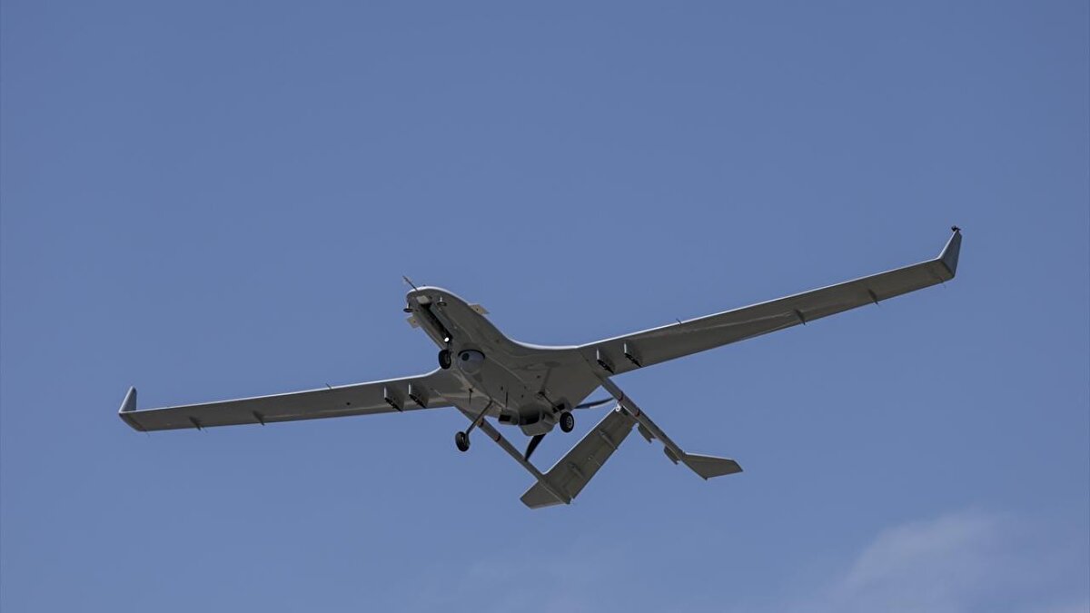 Depremlerden orman yaygınlarıyla mücadeleye<br><br>Milli SİHA'lar güvenlik görevlerinin yanında deprem ve sel gibi felaketler, arama kurtarma operasyonları, düzensiz göç takibi ve orman yangınlarıyla mücadele gibi sivil görevlerde de etkin rol alıyor.<br><br>24 Ocak 2020'de meydana gelen Elazığ Sivrice merkezli 6,8 büyüklüğündeki depremde görev alan Bayraktar TB2 İHA'lar, 6 Şubat 2023'te yaşanan Kahramanmaraş merkezli depremlerde 2 bin 417 saat 6 dakika uçarak görev icra etti. Bu kapsamda toplamda 8'i Baykar Hızlı Haritalama Podu entegreli 42 Bayraktar TB2 görev aldı. Orman yangınlarıyla mücadele kapsamında ise 2020 ile 2024 yılları arasında 4 bin 91 yangın Bayraktar TB2 İHA'lar tarafından ilk anda tespit edilerek büyümeden söndürüldü.