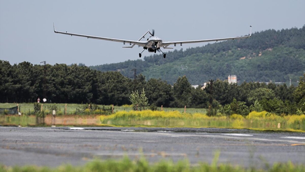 Milli SİHA, her türlü zorlu şartın üstesinden gelebilecek kabiliyete sahip olarak uçuyor. Gökyüzünde gelişen acil durumlarda yapay zeka destekli sistemleri sayesinde otomatik olarak güvenli şekilde üsse geri dönüş yapabilme özelliği, bu yeni irtifa seviyesinde de operasyonel güvenliği en üst seviyeye çıkarıyor.<br><br>2014'te envantere giren, yüzde 93 yerlilik oranıyla üretilen ve dünyanın dört bir tarafında görev yapan Bayraktar TB2 SİHA'lar, Aralık 2024'te 1 milyon saatlik uçuş süresini başarıyla geride bıraktı. Böylece Türk havacılık tarihinin en uzun süre gökyüzünde kalan milli hava aracı Bayraktar TB2 oldu. Bayraktar TB2 SİHA'lar Türk Silahlı Kuvvetleri, Milli İstihbarat Teşkilatı, Jandarma Genel Komutanlığı, Emniyet Genel Müdürlüğü, Sahil Güvenlik Komutanlığı ve orman yangınları ile mücadele amacıyla Orman Genel Müdürlüğü bünyesinde görev yapıyor.