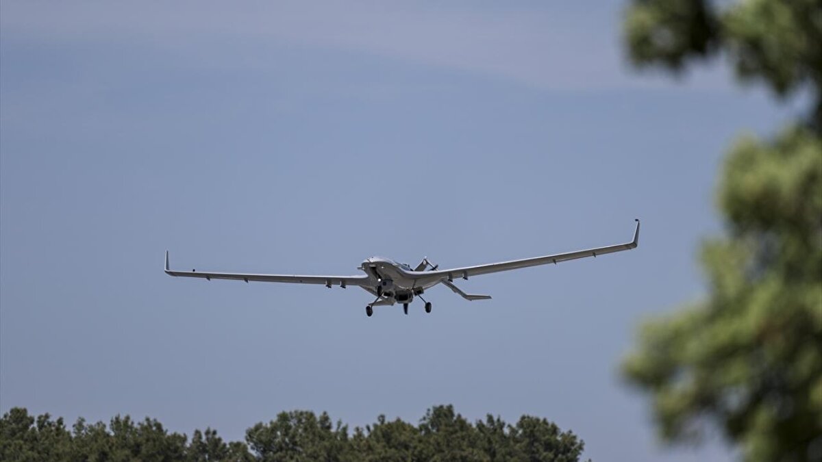 Baykar'dan yapılan açıklamaya göre, Baykar tarafından milli ve özgün olarak geliştirilen Bayraktar TB2T-AI, test faaliyetlerinde bir başarıya daha imza attı.<br><br>Turbo motor ve üstün yapay zeka sistemleriyle donatılan milli SİHA, Keşan'da gerçekleştirilen test uçuşunda 37 bin 96 feet irtifaya ulaşarak kendi rekorunu tazeledi.<br><br>Bayraktar TB2T-AI, sahip olduğu güçlü turbo motor sayesinde 30 bin feet'in üzerine çok kısa bir sürede tırmanma yeteneğini daha da ileri taşıdı. Yeni nesil SİHA, 21 Şubat 2025'te yapılan uçuş testinde 30 bin 318 feet'e çıkmıştı. Keşan'da devam eden uçuş testlerinde 37 bin 96 feet'e ulaşan milli SİHA, yüksek irtifada uzun süreli görev yapma kabiliyetini sergiledi.