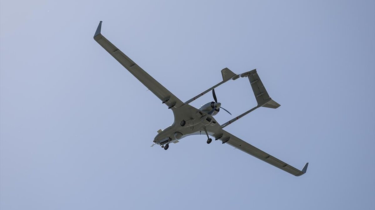 Milli SİHA, bu rekorla yüksek irtifa performansını tescilledi. Mevcut SİHA'lara kıyasla çok daha hızlı tırmanma ve uzun süre yüksek irtifada kalma yeteneğine sahip olan Bayraktar TB2T-AI, 160 knot (300 km/s) üzerindeki hızıyla hava üstünlüğünü destekleyen kritik bir güç unsuru olmaya devam ediyor. Artırılmış kalkış ağırlığı ve faydalı yük kapasitesiyle muharebe sahasında daha uzun süre ve daha etkili görev yapacak şekilde tasarlandı.