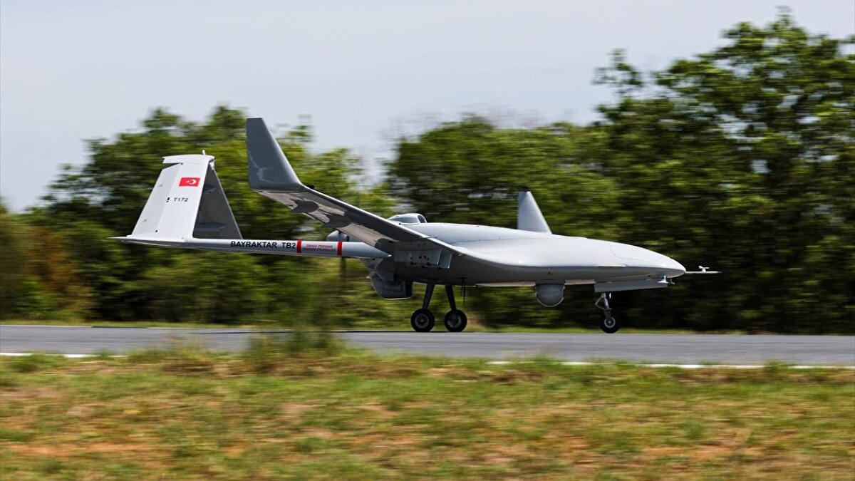 Yapay zeka destekli otonom uçuş<br><br>Bayraktar TB2T-AI SİHA bünyesine entegre edilen yeni nesil 3 yapay zeka bilgisayarıyla hava muharebesinde üstün otonom yetenekler sunuyor.<br><br>Yeni nesil milli SİHA en zorlu elektronik harp ortamlarında arazi referanslı görsel seyrüsefer yapabilme kabiliyeti de kazandı. Gelişmiş yapay zeka sistemleri sayesinde görsel navigasyon ile araziyi tanıyor ve yön tayin edebiliyor. Hedefleri analiz ederek tespit ve teşhis yapabiliyor. Görsel olarak pistleri tanıyarak otonom iniş-kalkış gerçekleştirebiliyor. Dinamik rota planlaması yaparak en uygun uçuş rotalarını belirleyebiliyor.