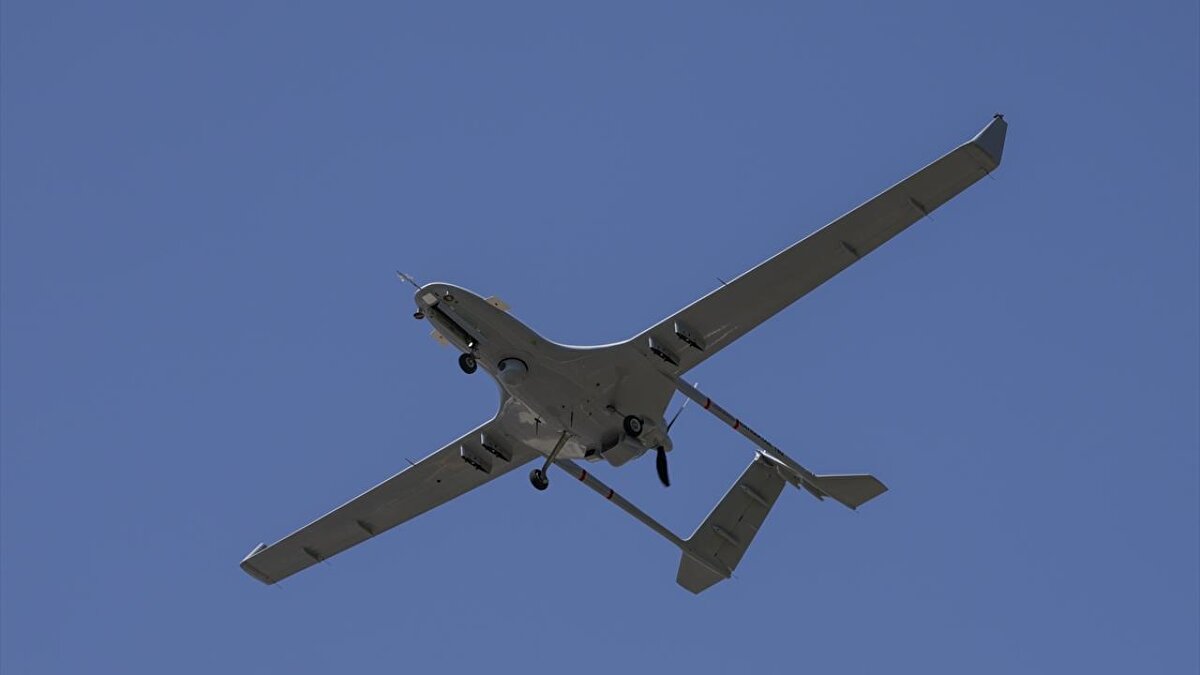 İhracatın Şampiyonları Ödülü alan Baykar, 2021, 2022 ve 2023 yıllarında Cumhurbaşkanlığı Savunma Sanayii Başkanlığı ve Türkiye İhracatçılar Meclisi verilerine göre savunma ve havacılık sektörünün ihracat lideri oldu. 2023'te sektör ihracatının üçte birini tek başına yapan Baykar, 2024'te de savunma ve havacılık sektörünün toplam ihracatının dörtte birini tek başına gerçekleştirerek Türkiye'yi küresel SİHA ihracat pazarında lider konuma taşıdı.<br><br>Dünyanın en büyük insansız hava aracı şirketi olan Baykar'ın halihazırda imzalanan sözleşmelerinin yüzde 97,5'i ihracat kaynaklı gerçekleşti. Bayraktar TB2 SİHA için 34 ülkeyle, Bayraktar AKINCI TİHA için ise şimdiye kadar 11 ülkeyle ihracat anlaşması imzalandı.