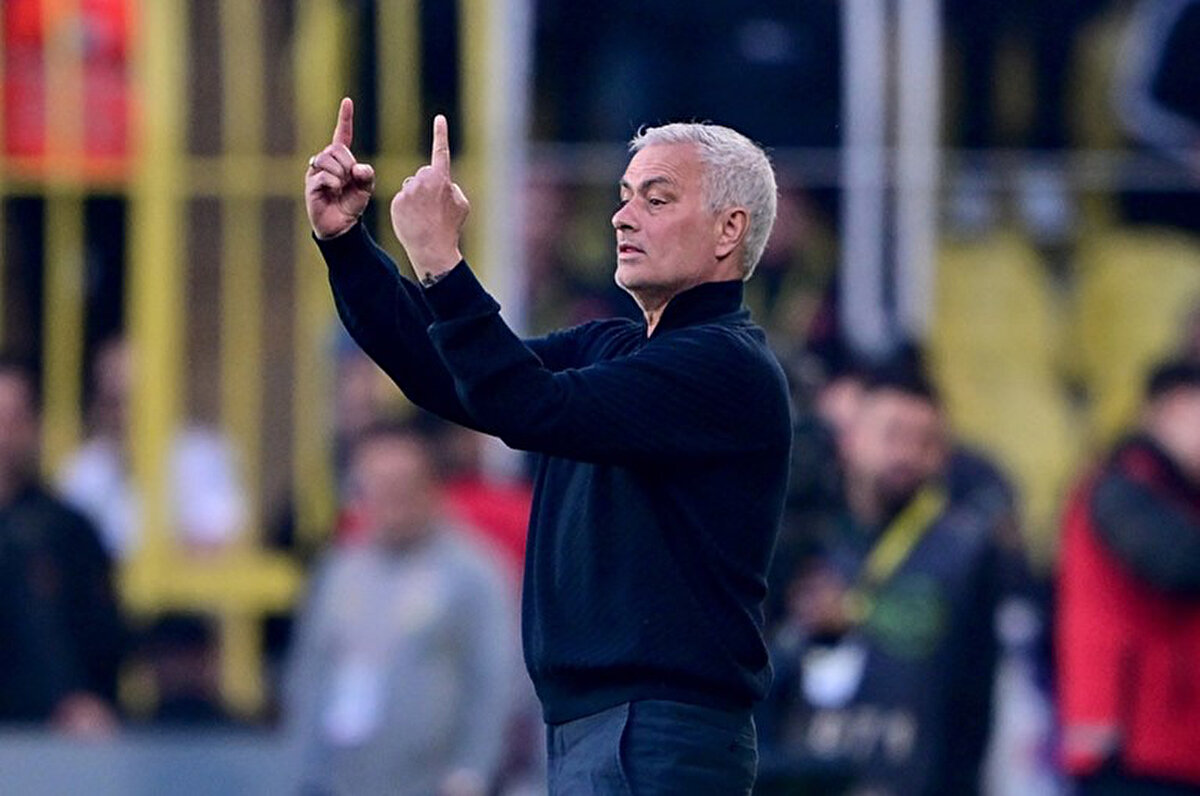 Süper Lig'in 34. haftasında Beşiktaş'a sahasında 1-0 yenilerek bitime 4 maç kala lider Galatasaray'ın 8 puan gerisine düşen ve şampiyonluk yarışına havlu atan Fenerbahçe'de, teknik direktör Jose Mourinho'nun geleceği tartışma konusu olmaya devam ediyor.<br>