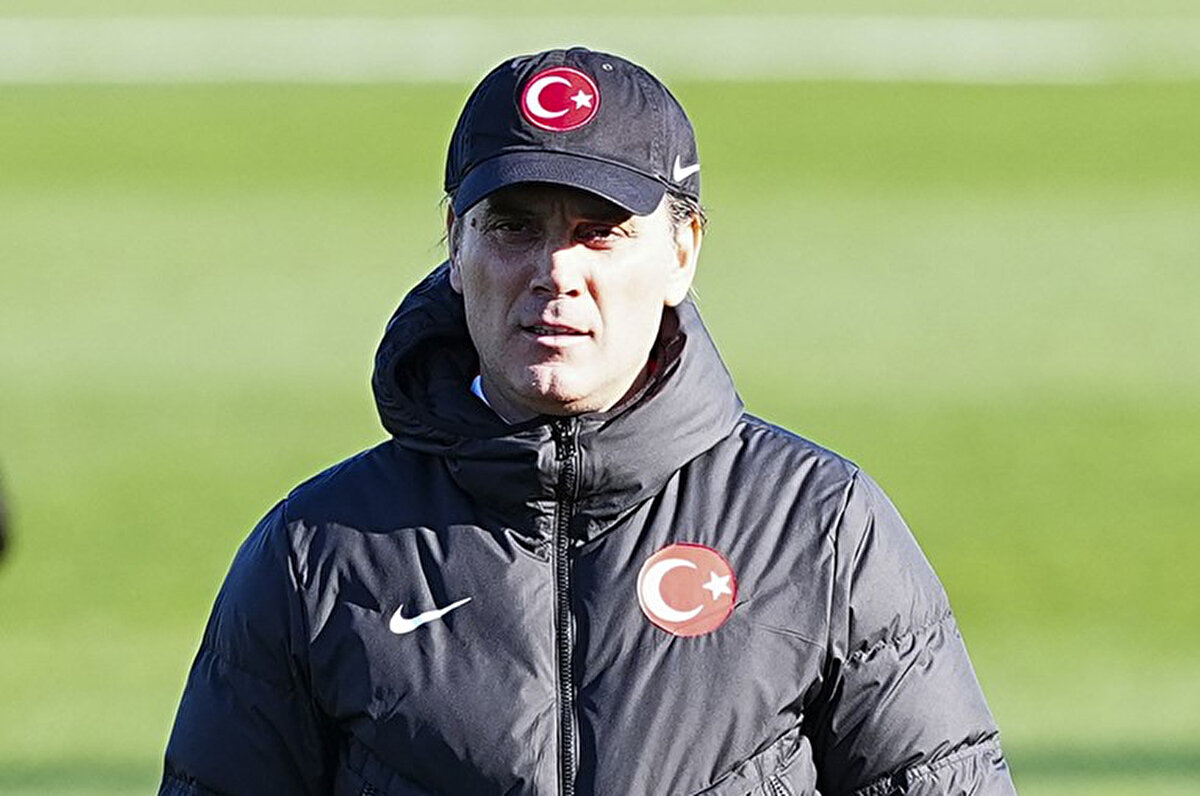 Hocanın 2026 Haziran ayında sözleşmesi sona eriyor. Montella, eski TFF Başkanı Mehmet Büyükekşi ile 27 Eylül 2023 Çarşamba günü 3 yıllık sözleşme imzalamıştı. Ücreti ise 2.5 milyon Euro... <br>
