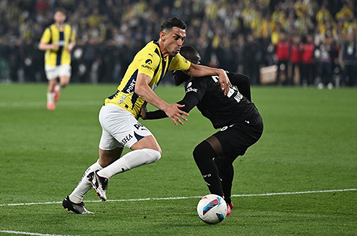 Milliyet Gazetesi'nin haberine göre; bu sezon 43 resmi maça çıkarak kariyer rekoru kıran tecrübeli futbolcu, Fenerbahçe’yi Kadıköy’de 1-0 yendikleri derbide sol stoper pozisyonunda görev yaparken mükemmele yakın bir performansa imza attı. <br>