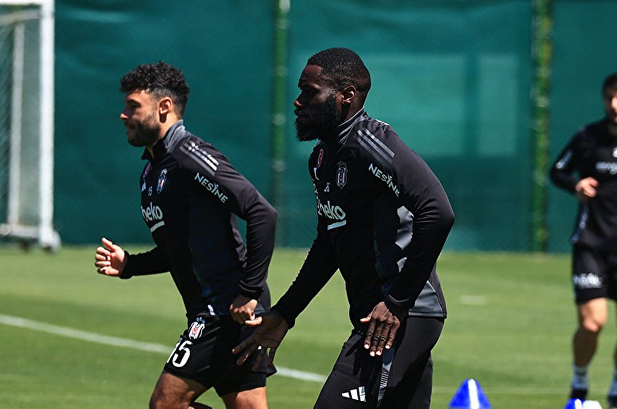 Başkan Serdal Adalı ile Masuaku arasında yaklaşık 4 ay önce gerçekleşen görüşmede Demokratik Kongolu oyuncunun sözleşmesindeki performansa bağlı 1 yıllık uzatma opsiyonunu karşılıklı anlaşmayla kaldırılmıştı. Masuaku, Başkan Adalı ile yaptığı bu görüşmeden sonra performansını artırdı. <br>