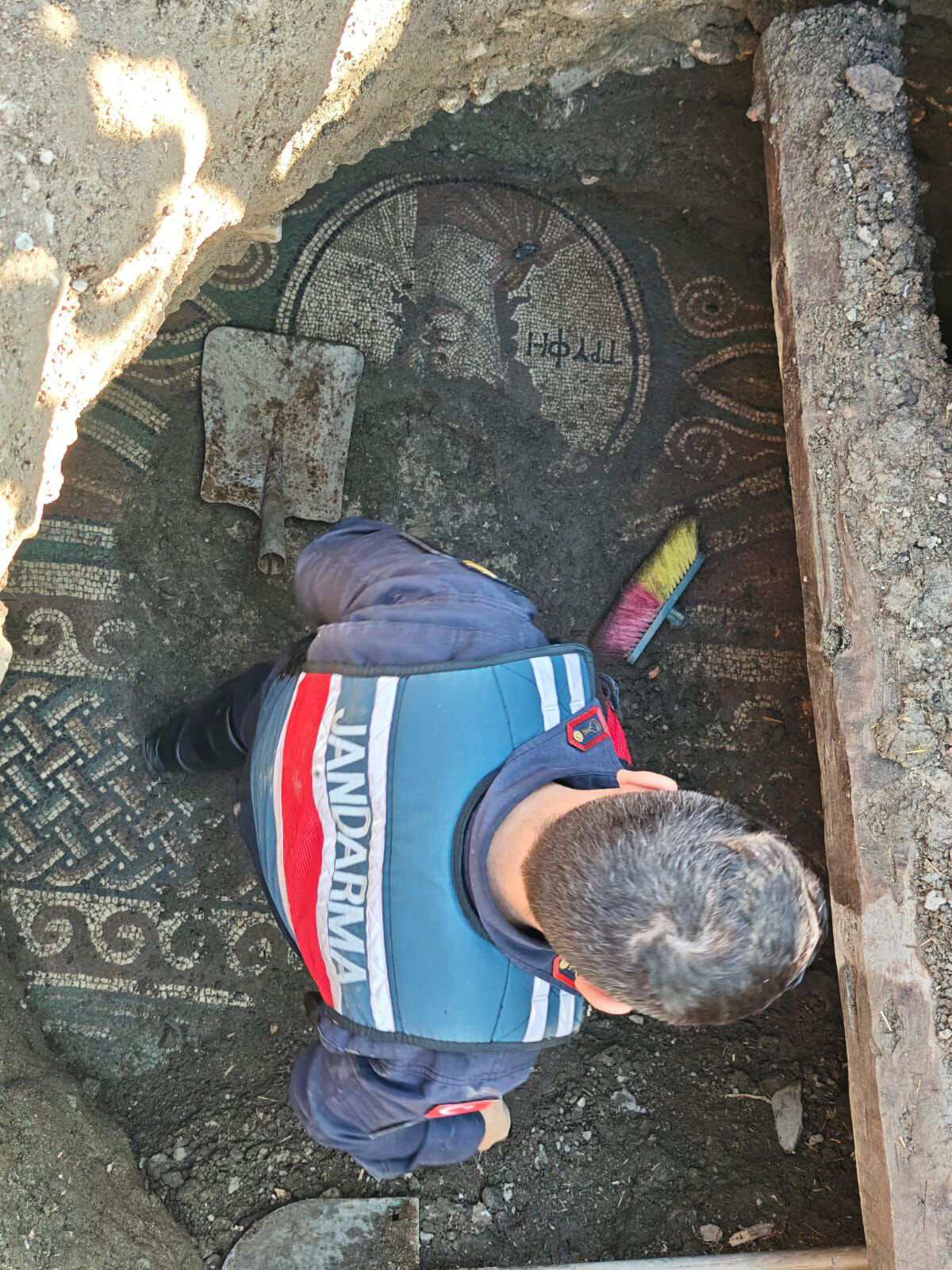 Gözaltına alınan şüphelilerden F.Ş. ile A.Ş. dün akşam çıkarıldıkları mahkemede tutuklanarak Zile M Tipi Kapalı Cezaevi’ne gönderildi, M.Ş. ve Ş.Ş. ise adli kontrol şartıyla serbest bırakıldı. 