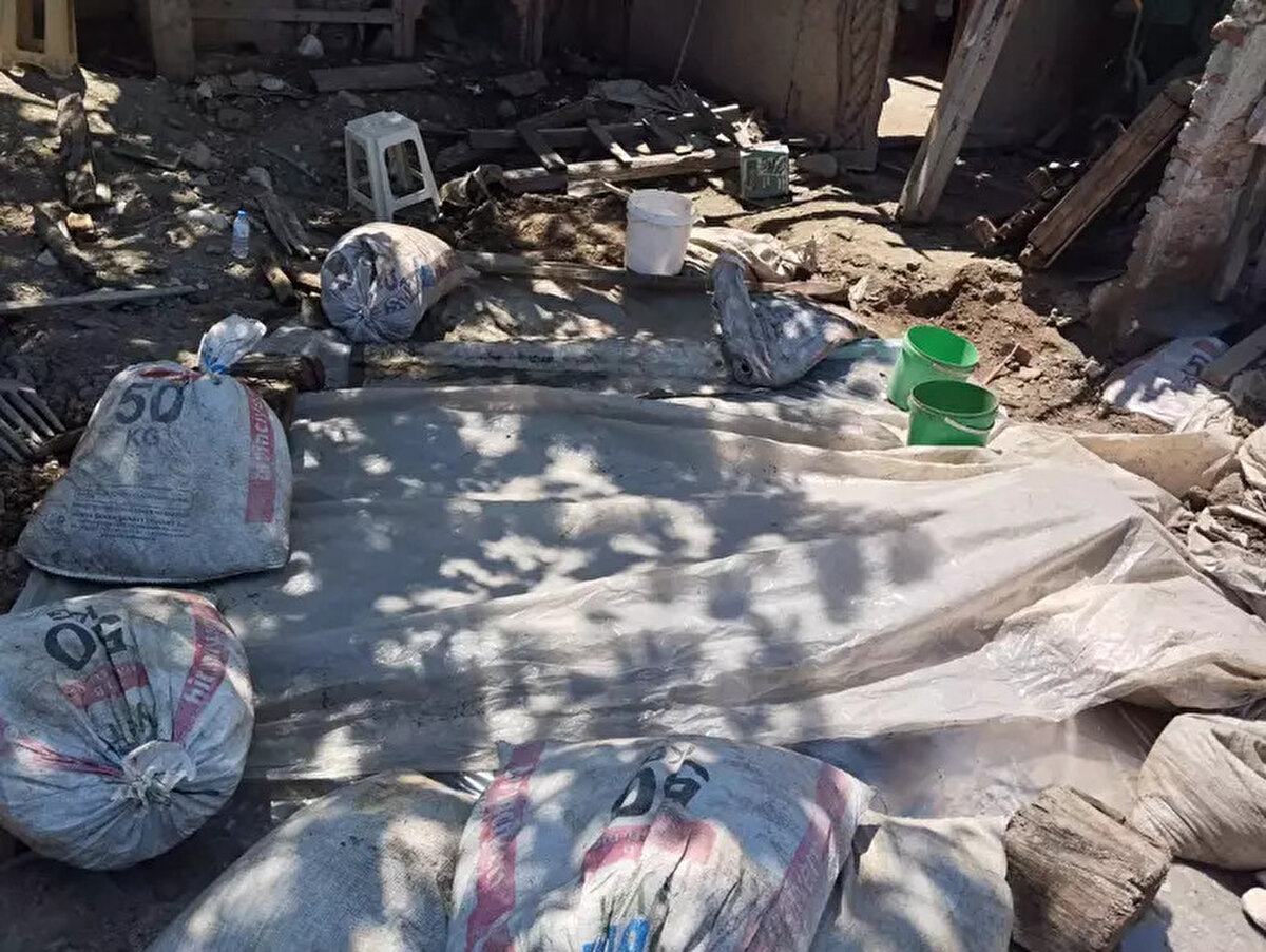 İl Jandarma Komutanlığı ekipleri, Zile ilçe merkezindeki bir bağ evinin bahçesinde kaçak kazı yapıldığı bilgisi üzerine dün operasyon düzenledi. Yapılan operasyonda F.Ş. (47), M.Ş. (45) ve Ş.Ş. (49) isimli şüphelilerin bağ evinde kazı yaptığı belirlendi. Kazı alanında 3 metreye 3 metre ebatlarında, üzerinde Antik Yunanca 'ΤΡΥΦΗ' yazan ve bir kadın figürü bulunan mozaik ele geçirildi. Şüphelilerin kazı yapılan alanı torbalarla kapatarak gizlemeye çalıştığı tespit edildi.