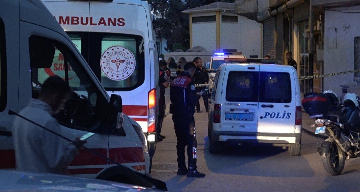 Edinilen bilgiye göre, Akpınar Mahallesi’nde, A.H.B. (53) ve M.Y.B. (24) ile Serkan Ç. ve Serdar Ç. arasında park yeri yüzünden çıkan gerginlik, kısa sürede kavgaya dönüştü.