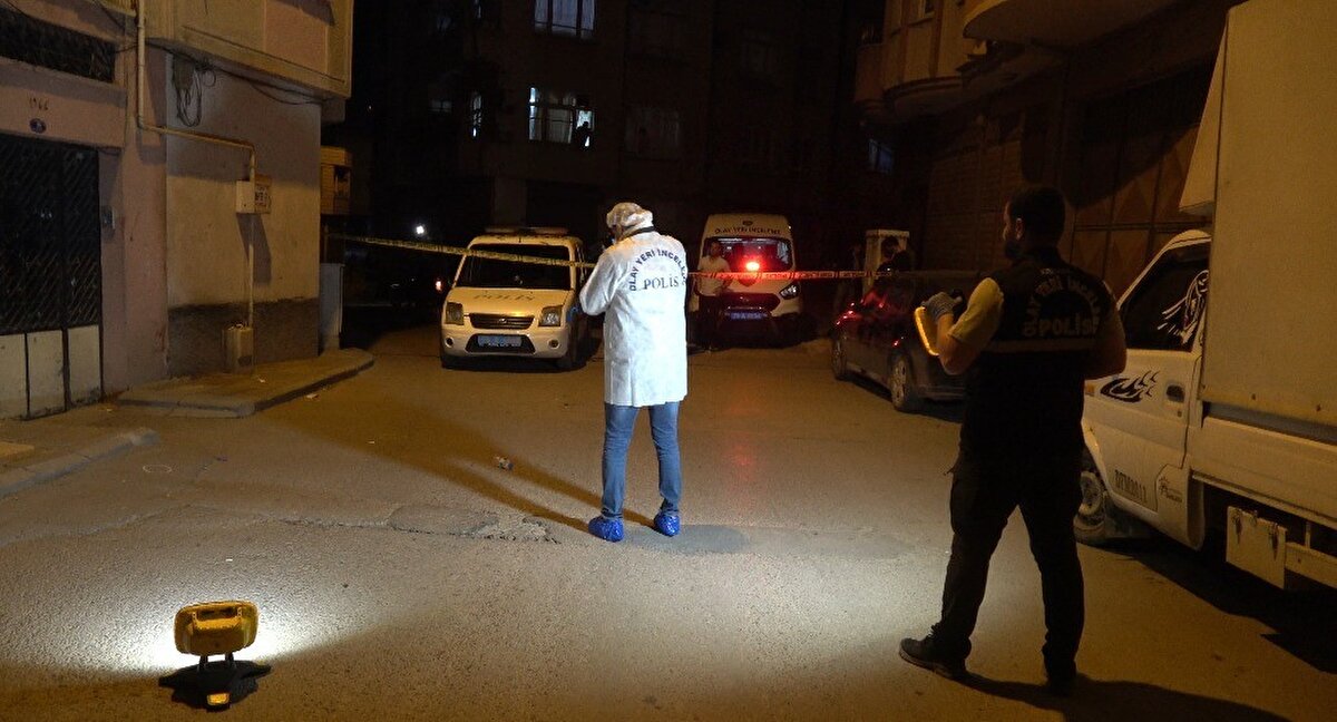 Olay yerinde yapılan ilk müdahalelerin ardından yaralılar, sağlık ekiplerince hastaneye kaldırıldı. Baba ve oğulun durumunun iyi olduğu bildirildi. Polis ekipleri, Serkan Ç. ve Serdar Ç.’yi gözaltına alırken, soruşturma devam ediyor.