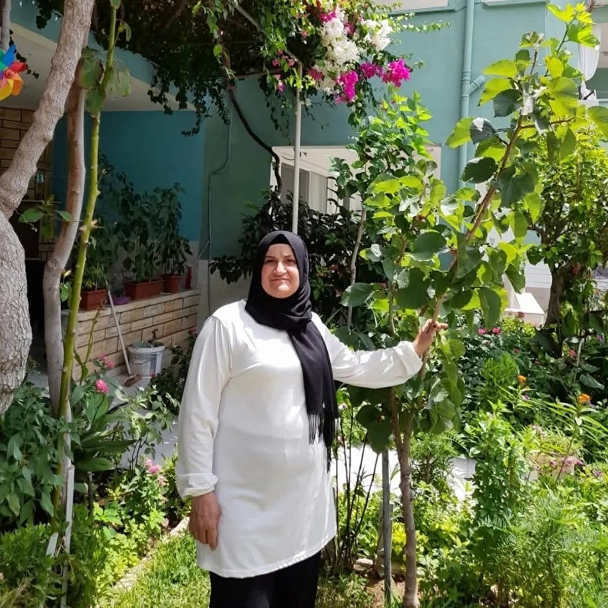 Olay, Seyhan ilçesine bağlı Yeşilyurt Mahallesi Alparslan Türkeş Bulvarındaki yaya alt geçidinde meydana geldi. İddiaya göre, Neriman Onur (54) alt geçitten indiği sırada arkadan eski eşi Mehmet Ali N. (58) yaklaştı.