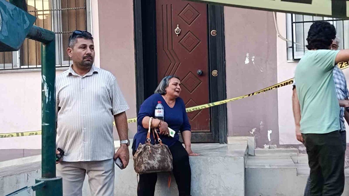 Mehmet Ali N., suç aletiyle birlikte kaçmak istediği sırada yunus polislerince yakalandı. Yakalanan şüpheli Cinayet Büro Amirliği ekiplerine teslim edildi.<br>Sağlık ekipleri ise Neriman Onur’un öldüğünü tespit etti. Olay yeri inceleme polislerinin çalışmasının ardından Neriman Onur’un cenazesi Adana Adli Tıp Kurumu morguna kaldırıldı.